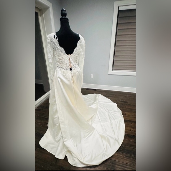 Pronovias Lionela St Patrick Wedding Dress - Off White - Picture 4 of 4